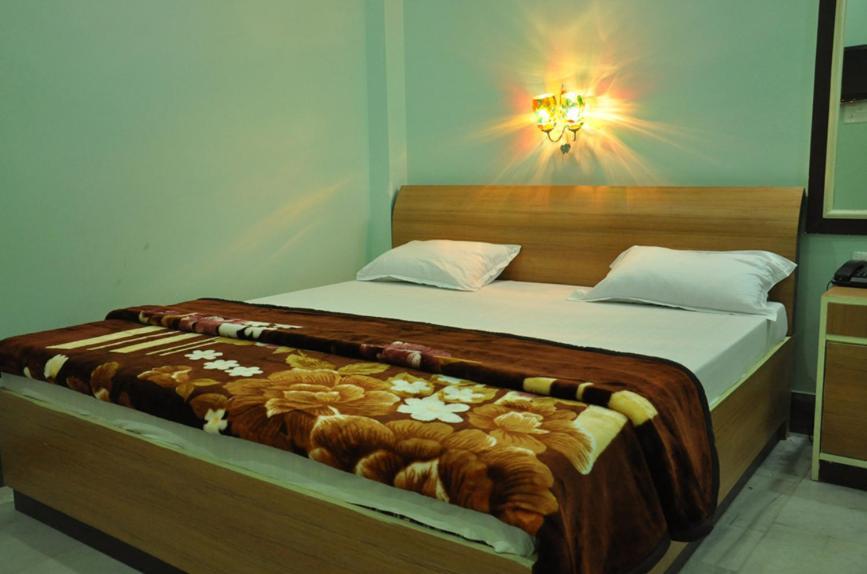 Hotel Kiran Palace Varanasi Oda fotoğraf