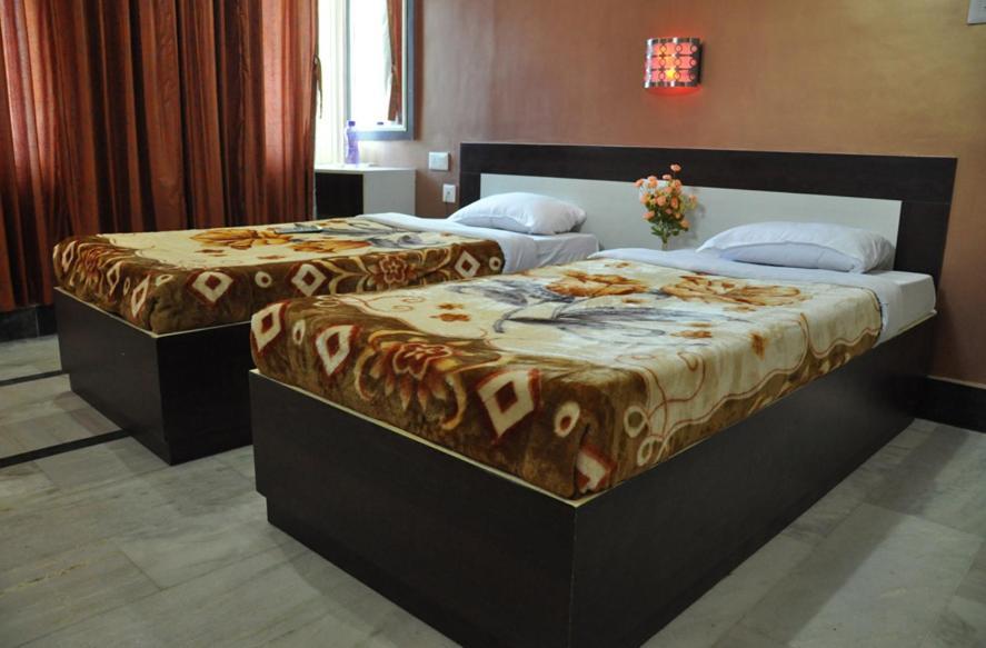 Hotel Kiran Palace Varanasi Oda fotoğraf
