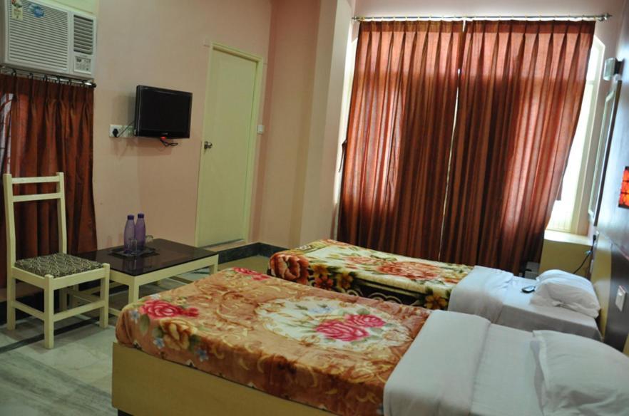 Hotel Kiran Palace Varanasi Oda fotoğraf
