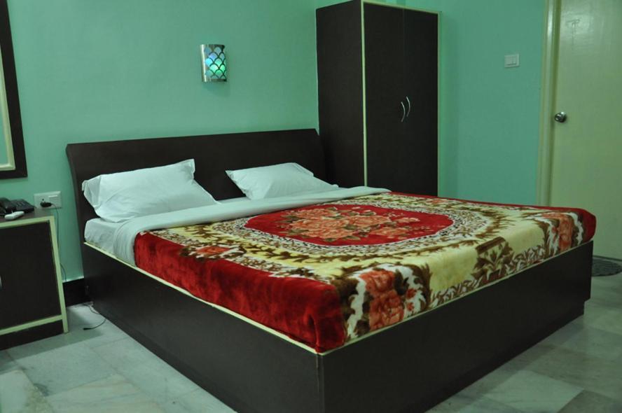 Hotel Kiran Palace Varanasi Oda fotoğraf